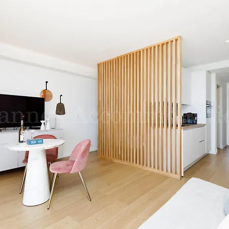 Kiss Apartment *